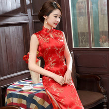 Muatkan imej ke dalam penonton Galeri, Sleeveless Brocade Traditional Cheongsam Floral Chinese Dress
