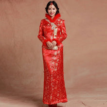 Muatkan imej ke dalam penonton Galeri, Long Sleeve Fur Collar &amp; Cuff Brocade Chinese Wedding Suit
