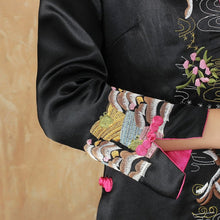 Muatkan imej ke dalam penonton Galeri, Stand Collar Floral Embroidery Silk Blend Chinese Wind Coat
