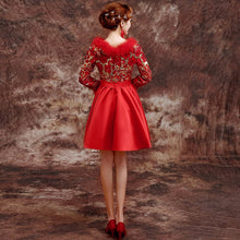 Muatkan imej ke dalam penonton Galeri, Brocade Top Satin Skirt Chinese Wedding Party Dress with Fur Neck &amp; Cuff
