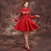 Muatkan imej ke dalam penonton Galeri, Brocade Top Satin Skirt Chinese Wedding Party Dress with Fur Neck &amp; Cuff
