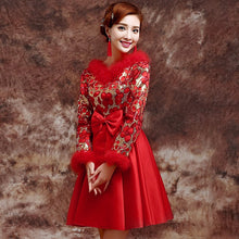 Muatkan imej ke dalam penonton Galeri, Brocade Top Satin Skirt Chinese Wedding Party Dress with Fur Neck &amp; Cuff
