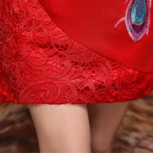 Muatkan imej ke dalam penonton Galeri, Phoenix Embroidery Lace Applique Knee Length Chinese Wedding Dress
