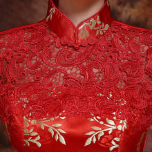 Muatkan imej ke dalam penonton Galeri, Lace Neck Floral Brocade Knee Length Cheongsam Chinese Wedding Dress
