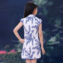 Muatkan imej ke dalam penonton Galeri, Cap Sleeve Key Hole Neck Kid&#39;s Cheongsam Floral Chinese Dress
