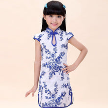 Muatkan imej ke dalam penonton Galeri, Cap Sleeve Key Hole Neck Kid&#39;s Cheongsam Floral Chinese Dress
