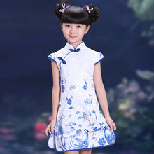 Muatkan imej ke dalam penonton Galeri, Knee Length Floral Brocade Girl&#39;s Cheongsam Chinese Dress
