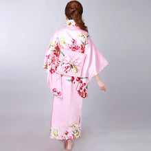 Muatkan imej ke dalam penonton Galeri, Women&#39;s Floral Traditional Japanese Kimono
