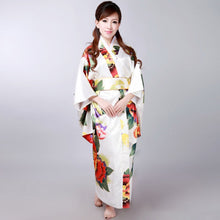 Muatkan imej ke dalam penonton Galeri, Women&#39;s Floral Traditional Japanese Kimono
