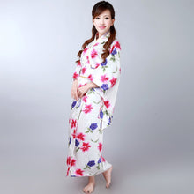 Muatkan imej ke dalam penonton Galeri, Floral Women&#39;s Traditional Japanese Kimono
