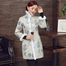 Muatkan imej ke dalam penonton Galeri, Chinese Style Long Floral Wadded Coat with Fur Edge
