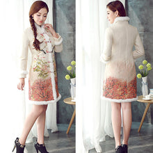 Load image into Gallery viewer, Chinese Style Long Floral Wadded Coat with Fur Edge
