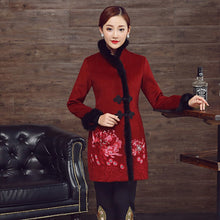 Muatkan imej ke dalam penonton Galeri, Floral Embroidery &amp; Sequins Fur Edge Wool Chinese Coat
