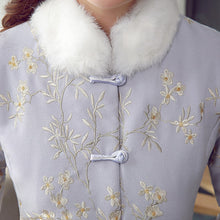 Muatkan imej ke dalam penonton Galeri, Fur Collar &amp; Cuff Floral Embroidery Wadded Chinese Coat
