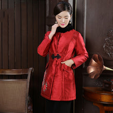 Muatkan imej ke dalam penonton Galeri, Fur Collar Floral Embroidery Chinese Style Wadded Coat
