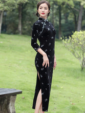 Muatkan imej ke dalam penonton Galeri, 3/4 Sleeve Traditional Floral Velvet Cheongsam Chinese Dress
