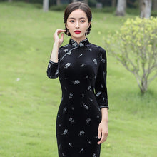 Muatkan imej ke dalam penonton Galeri, 3/4 Sleeve Traditional Floral Velvet Cheongsam Chinese Dress
