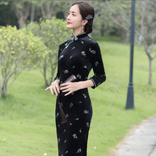 Muatkan imej ke dalam penonton Galeri, 3/4 Sleeve Traditional Floral Velvet Cheongsam Chinese Dress
