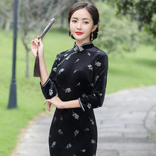 Muatkan imej ke dalam penonton Galeri, 3/4 Sleeve Traditional Floral Velvet Cheongsam Chinese Dress
