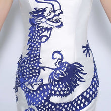 Muatkan imej ke dalam penonton Galeri, Blue &amp; White Porcelain Pattern Chinese Style Wedding Dress with Cathedral Train
