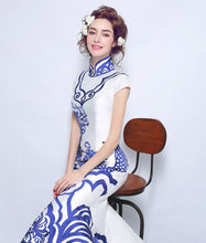 Muatkan imej ke dalam penonton Galeri, Blue &amp; White Porcelain Pattern Chinese Style Wedding Dress with Cathedral Train
