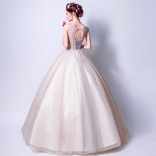 Muatkan imej ke dalam penonton Galeri, Oriental Style Wedding Dress with Ball Gown Skirt Floral Embroidery
