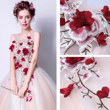 Muatkan imej ke dalam penonton Galeri, Oriental Style Wedding Dress with Ball Gown Skirt Floral Embroidery
