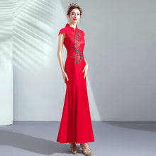 Muatkan imej ke dalam penonton Galeri, Floral Embroidery Mermaid Cheongsam Chinese Wedding Dress Evening Gown
