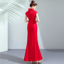 Muatkan imej ke dalam penonton Galeri, Floral Embroidery Mermaid Cheongsam Chinese Wedding Dress Evening Gown
