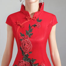 Muatkan imej ke dalam penonton Galeri, Floral Embroidery Mermaid Cheongsam Chinese Wedding Dress Evening Gown
