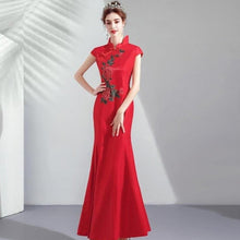 Muatkan imej ke dalam penonton Galeri, Floral Embroidery Mermaid Cheongsam Chinese Wedding Dress Evening Gown
