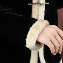 Muatkan imej ke dalam penonton Galeri, Stand Collar Fur Edge Chinese Style Women&#39;s Wadded Jacket
