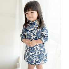 Muatkan imej ke dalam penonton Galeri, Knee Length 100% Cotton Floral Kid&#39;s Cheongsam Dress
