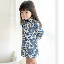 Muatkan imej ke dalam penonton Galeri, Knee Length 100% Cotton Floral Kid&#39;s Cheongsam Dress
