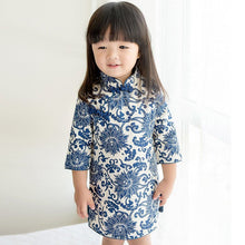 Muatkan imej ke dalam penonton Galeri, Knee Length 100% Cotton Floral Kid&#39;s Cheongsam Dress
