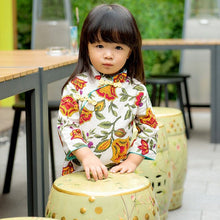 Muatkan imej ke dalam penonton Galeri, Long Sleeve Signature Cotton Floral Kid&#39;s Cheongsam Dress
