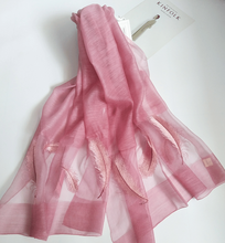 Muatkan imej ke dalam penonton Galeri, Feather Embroidery Real Silk Scarf Shawl
