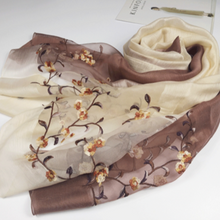 Muatkan imej ke dalam penonton Galeri, Real Silk Oriental Floral Embroidery Scarf Shawl
