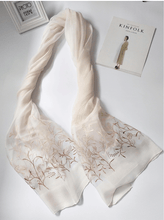 Muatkan imej ke dalam penonton Galeri, Real Silk Oriental Floral Embroidery Scarf Shawl
