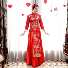 Muatkan imej ke dalam penonton Galeri, 3/4 Sleeve Phoenix &amp; Peony Embroidery Traditional Chinese Wedding Dress
