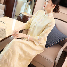 Muatkan imej ke dalam penonton Galeri, Mandarin Collar Floral Embroidery Reformational Qipao Han Chinese Costume
