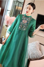 Muatkan imej ke dalam penonton Galeri, Round Collar Floral Embroidery Reformational Qipao Han Chinese Costume
