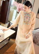 Muatkan imej ke dalam penonton Galeri, Round Collar Floral Embroidery Reformational Qipao Han Chinese Costume
