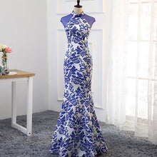 Muatkan imej ke dalam penonton Galeri, Halter Top Blue &amp; White Porcelain Pattern Chinese Style Evening Dress
