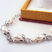 Muatkan imej ke dalam penonton Galeri, Genuine Fresh Water Flower Designed Pearls Bracelet
