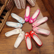 Muatkan imej ke dalam penonton Galeri, Traditional Chinese Floral Embroidery Shoes Dancing Shoes
