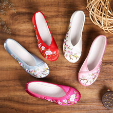 Muatkan imej ke dalam penonton Galeri, Traditional Chinese Floral Embroidery Shoes Dancing Shoes
