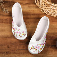 Muatkan imej ke dalam penonton Galeri, Traditional Chinese Floral Embroidery Shoes Dancing Shoes
