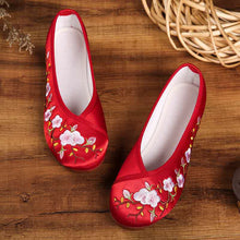 Muatkan imej ke dalam penonton Galeri, Traditional Chinese Floral Embroidery Shoes Dancing Shoes
