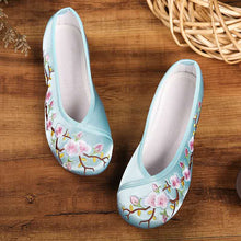 Muatkan imej ke dalam penonton Galeri, Traditional Chinese Floral Embroidery Shoes Dancing Shoes
